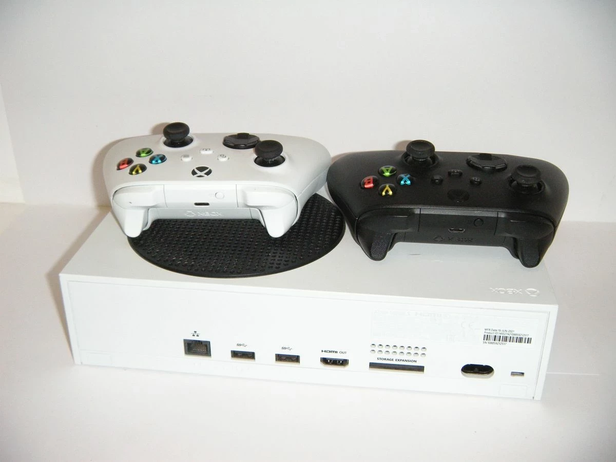 konsola-xbox-series-s-500gb-z-dwoma-padami-rodzaj-xbox-series-s