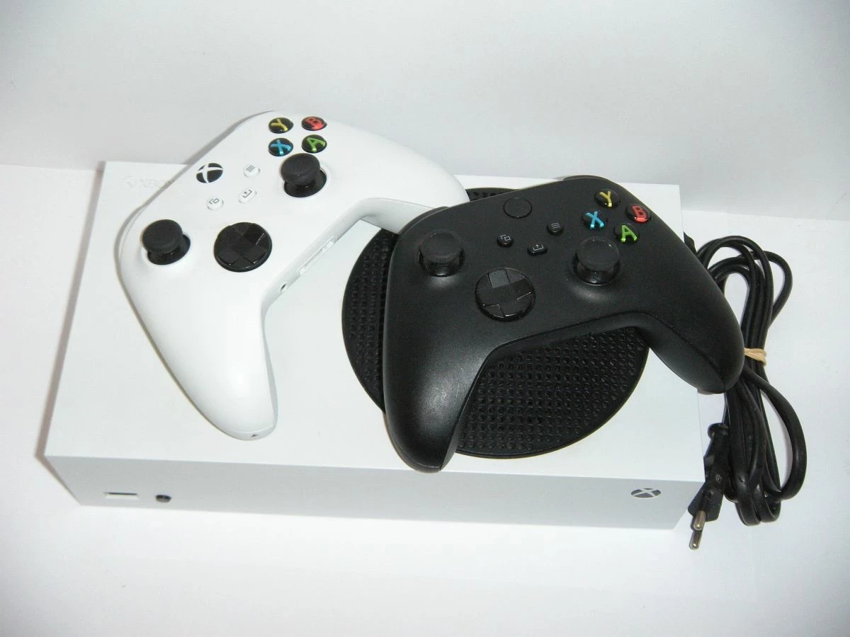 konsola-xbox-series-s-500gb-z-dwoma-padami-ean-gtin-00000000000000