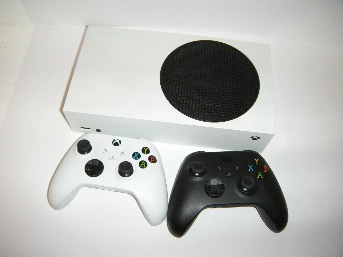 konsola-xbox-series-s-500gb-z-dwoma-padami-stan-uzywany
