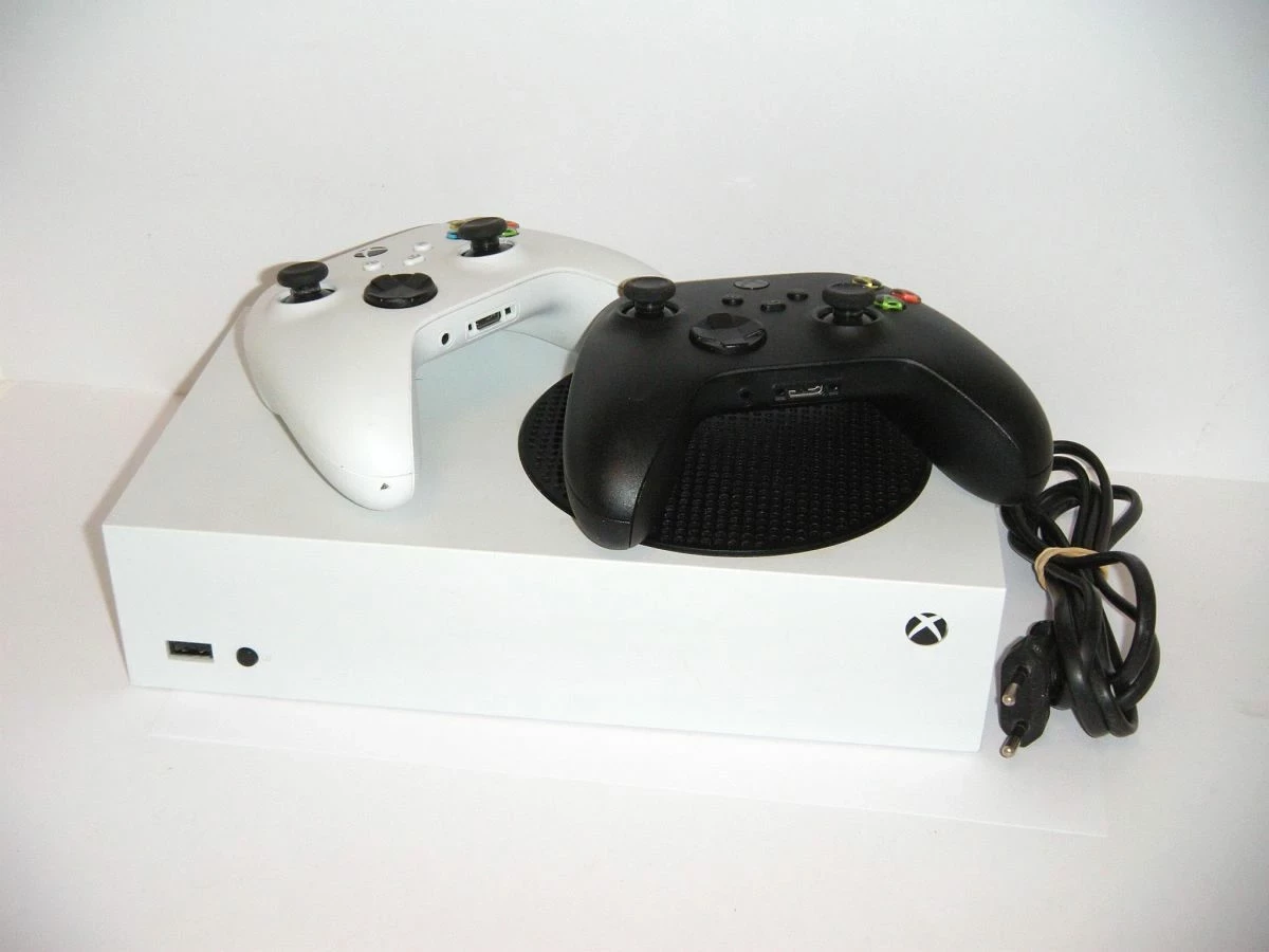 konsola-xbox-series-s-500gb-z-dwoma-padami-targowa-7-leczna