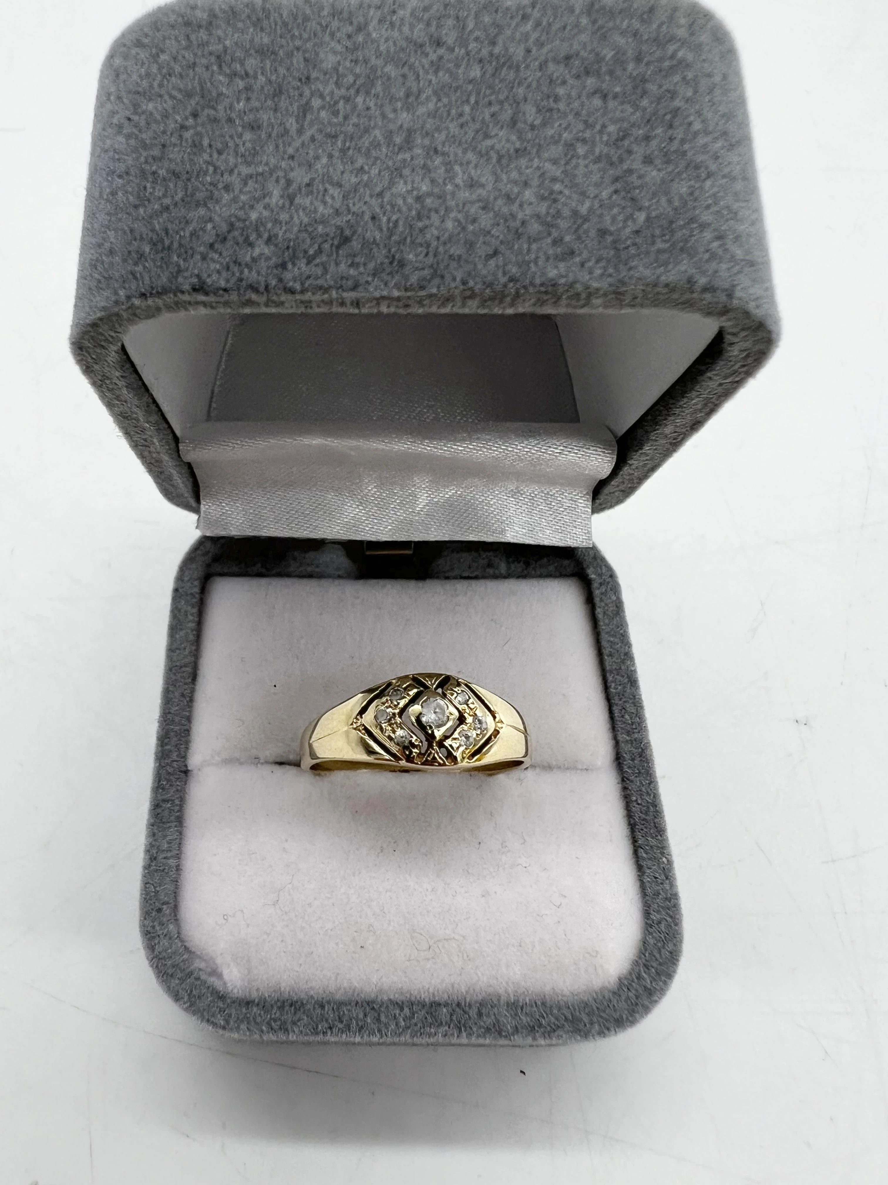 sliczny-zloty-pierscionek-z-kamieniami-585230gr13-aleja-sw-jana-pawla-ii-252-kolobrzeg