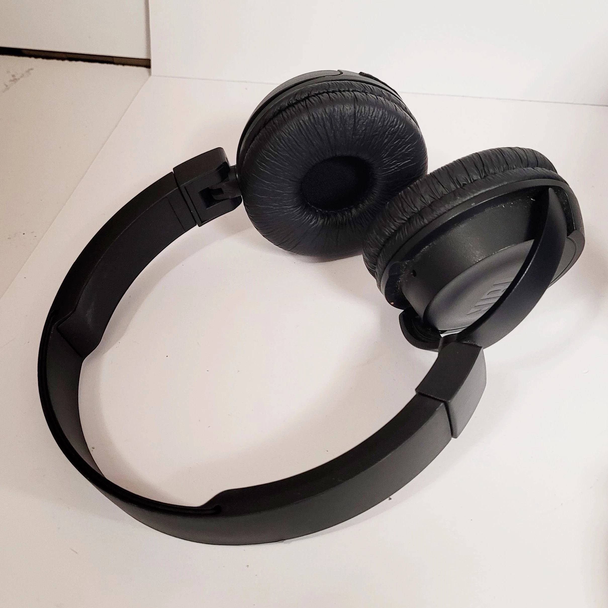 sluchawki-nauszne-jbl-bt-450-czarne-kolor-dominujacy-czarny