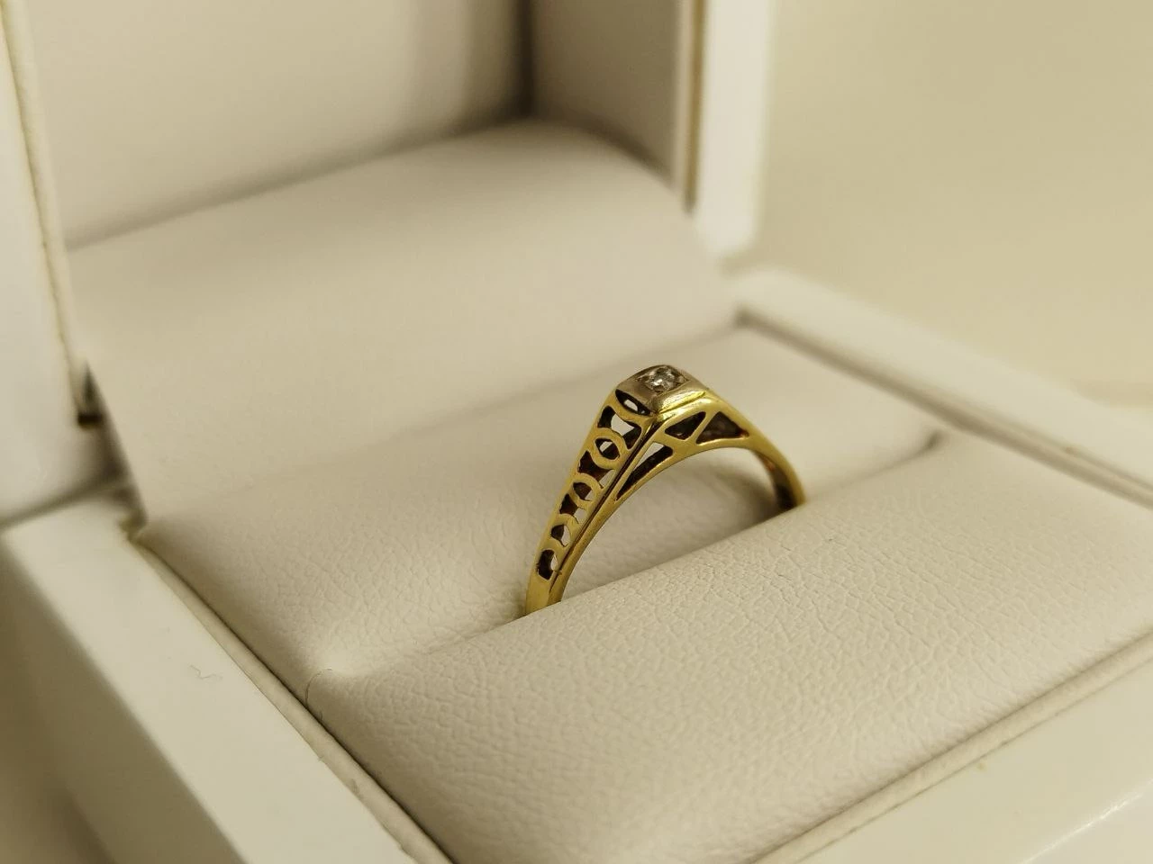 niezwykly-zloty-pierscionek-z-diamentem-585-1450-g-waga-145