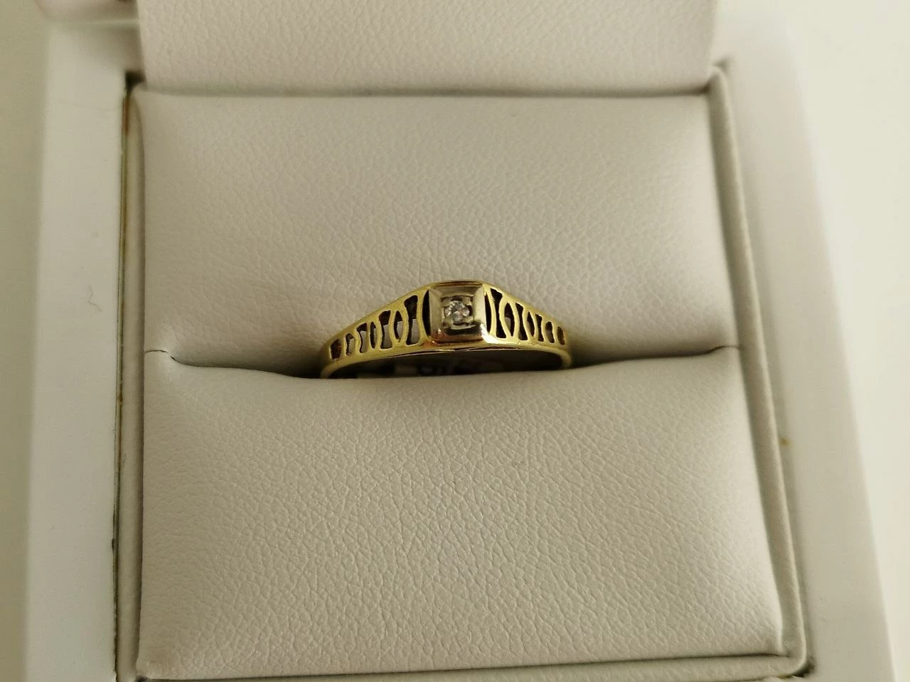 niezwykly-zloty-pierscionek-z-diamentem-585-1450-g-bulwar-ikara-21-wroclaw