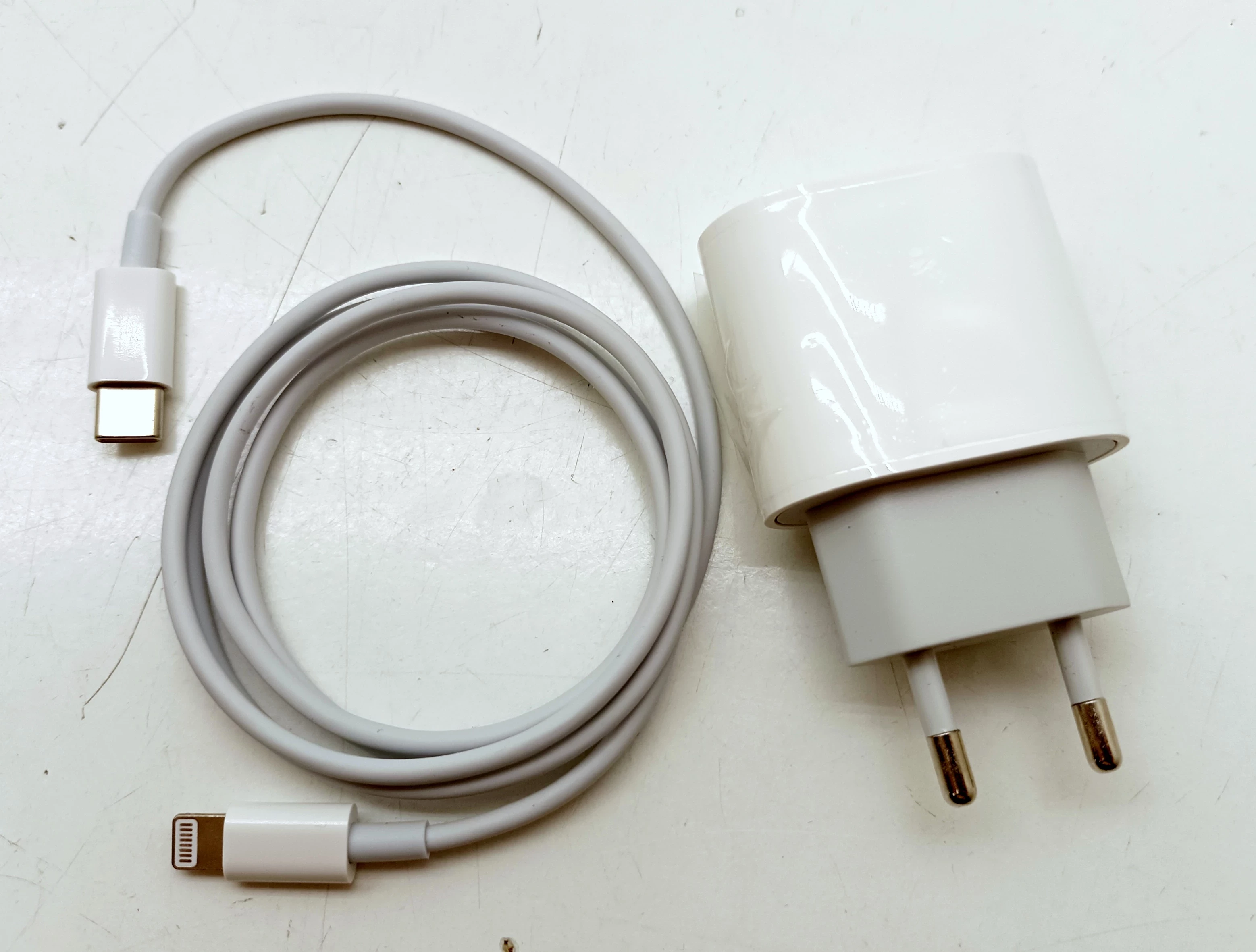 ladowarka-iphone-c-lighting-ean-gtin-4049933208530