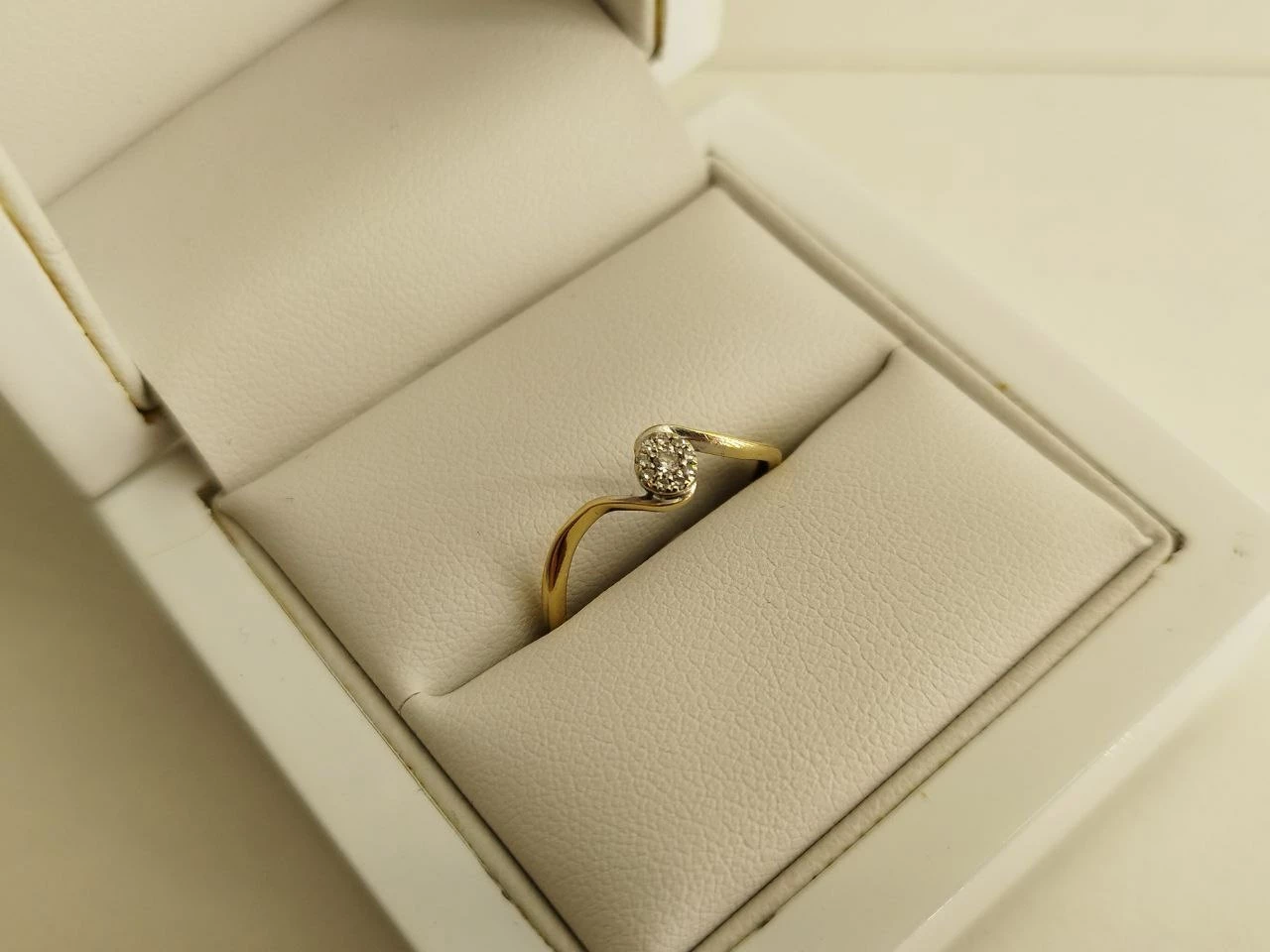 wyjatkowy-zloty-pierscionek-z-brylantami-585-1280-g-bulwar-ikara-21-wroclaw