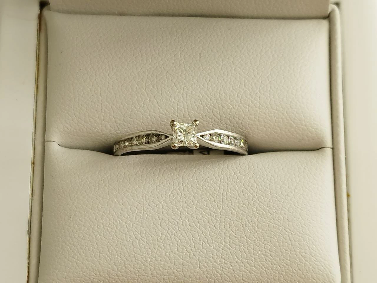 zloty-pierscionek-z-brylantami-375-1630-g-stan-11323-2