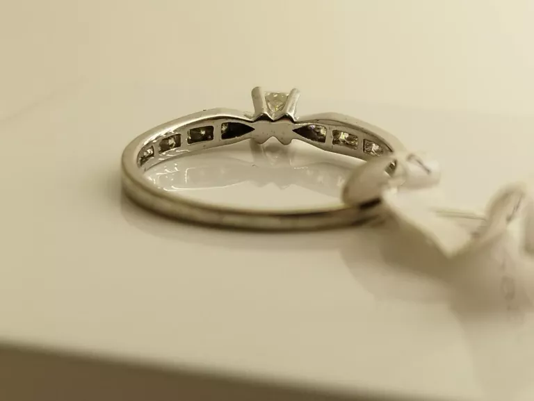 zloty-pierscionek-z-brylantami-375-1630-g-kolor-dominujacy-205826-225106