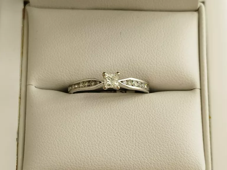 zloty-pierscionek-z-brylantami-375-1630-g-stan-11323-2