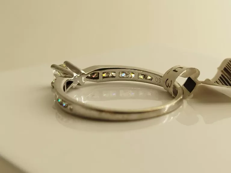 zloty-pierscionek-z-brylantami-375-1630-g-waga-103