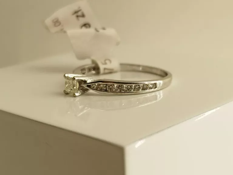 zloty-pierscionek-z-brylantami-375-1630-g-material-15835-2