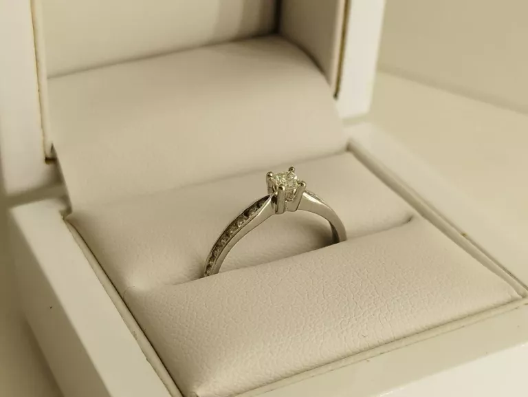 zloty-pierscionek-z-brylantami-375-1630-g-bulwar-ikara-21-wroclaw