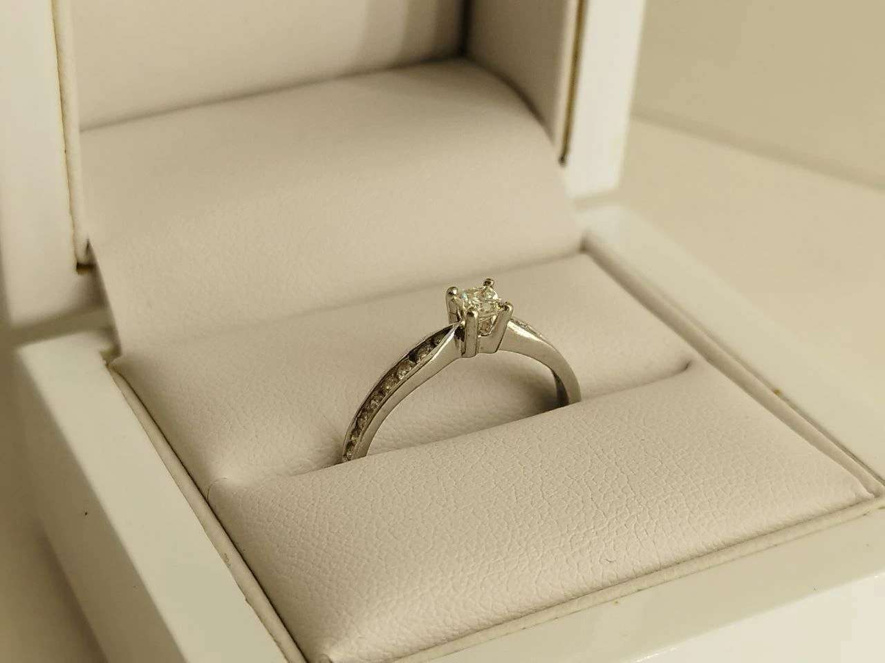 zloty-pierscionek-z-brylantami-375-1630-g-bulwar-ikara-21-wroclaw