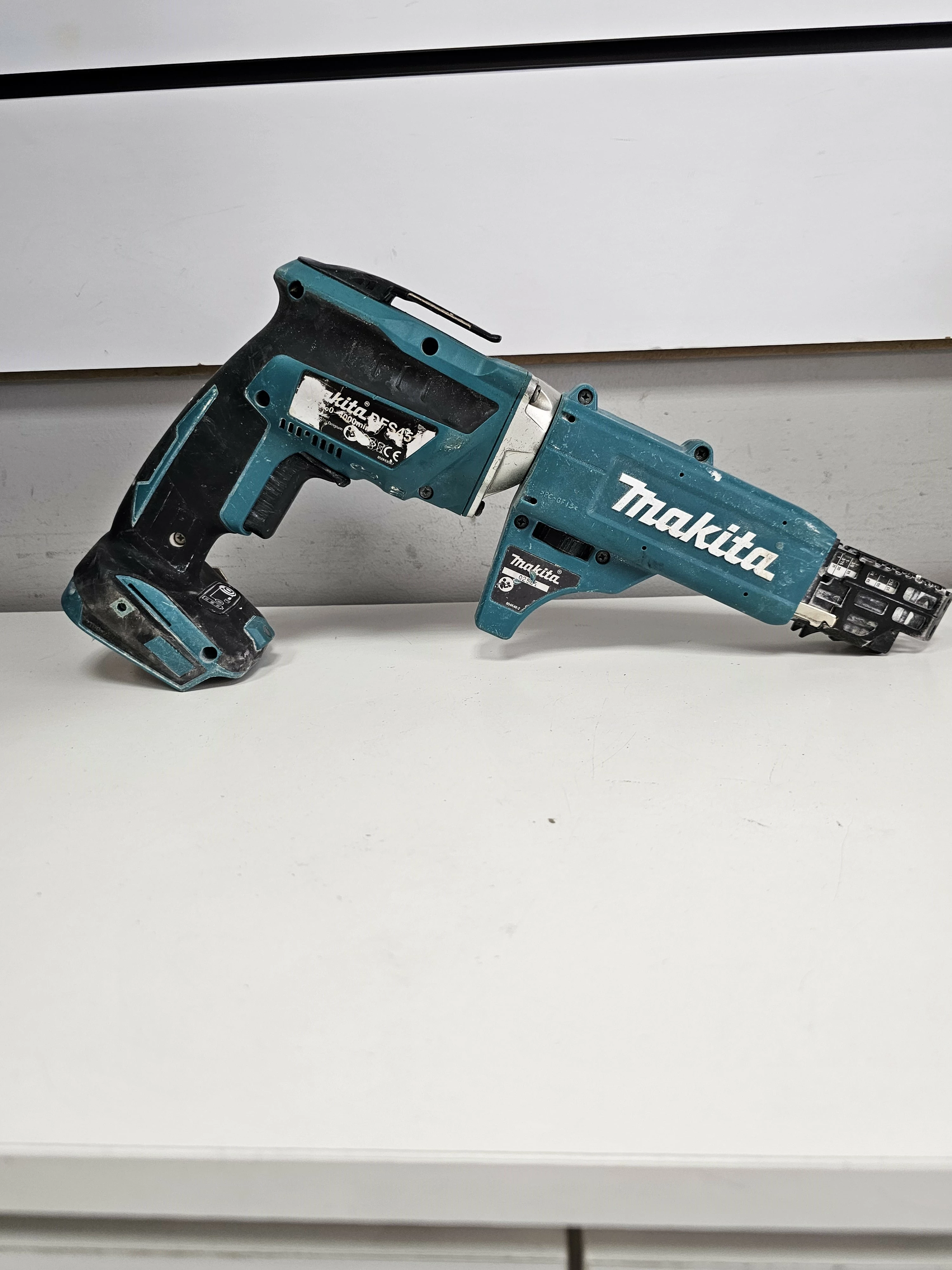 wkretarka-tasmowa-makita-gfs452-rodzaj-silnika-silnik-szczotkowy