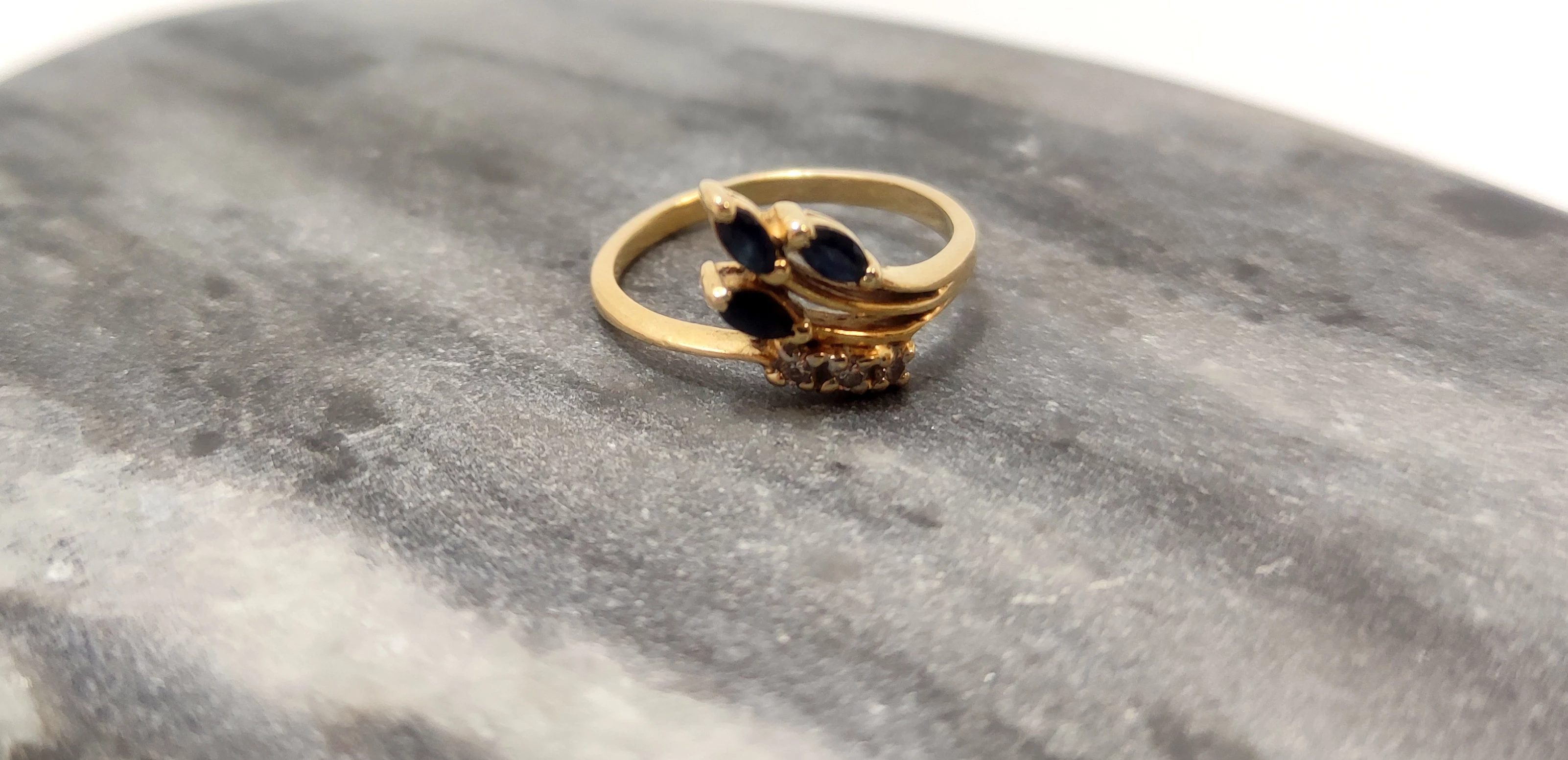 piekny-zloty-pierscionek-szafirycyrkonie-236g585r13-zwyciestwa-40-lebork