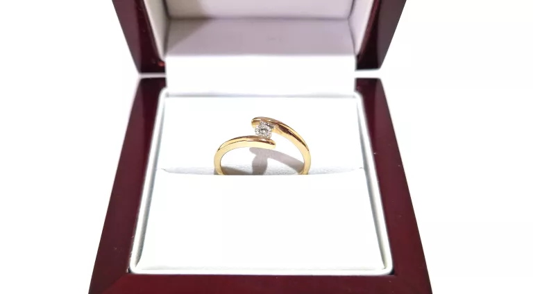 zloty-pierscionek-z-brylantem-briju-pr585-197g-r14-marka-briju