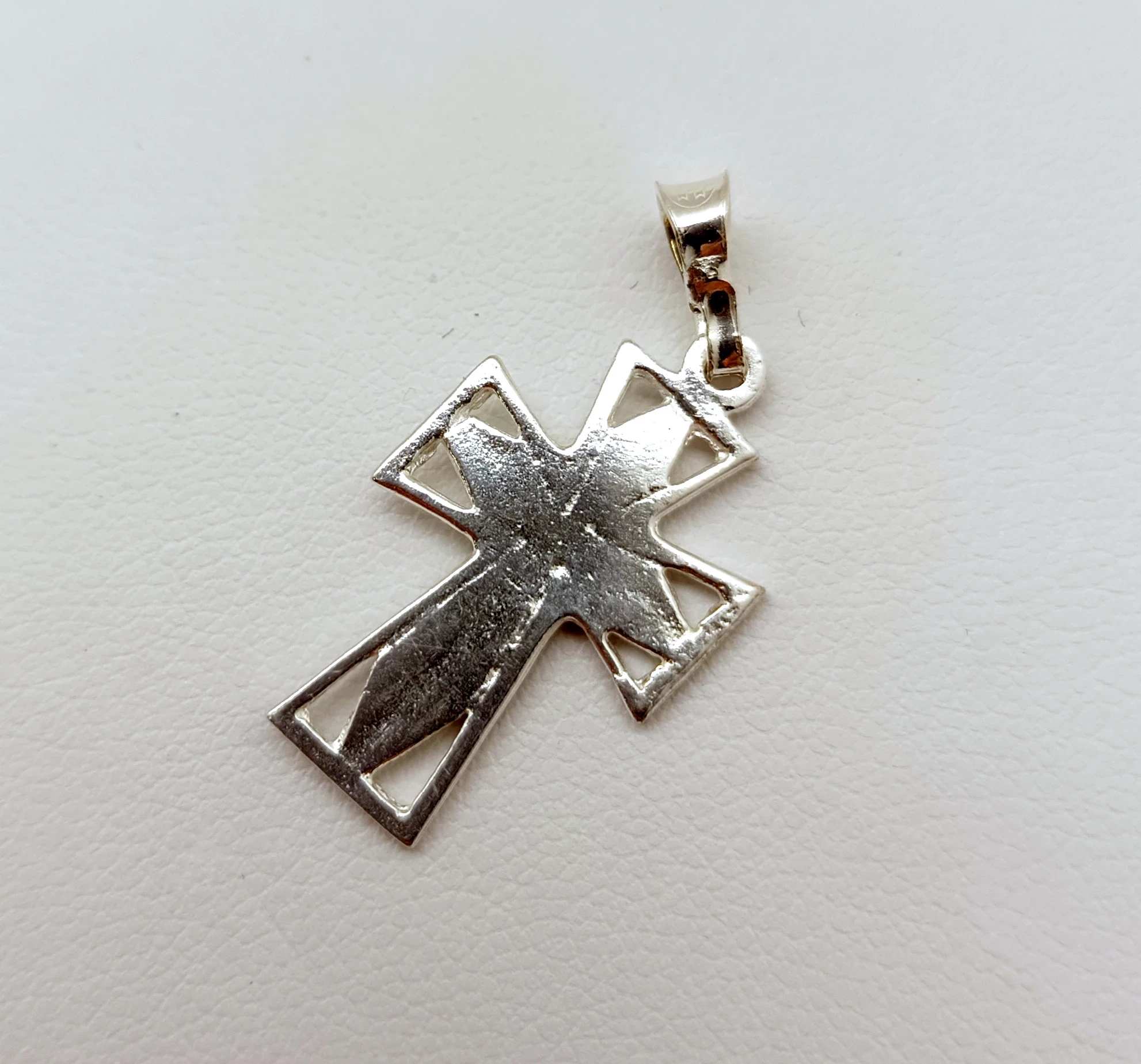 srebro-wyrob-jubilerski-uzywany-zawieszka-krzyz-z-ostrymi-rogami-925-16-stan-uzywany