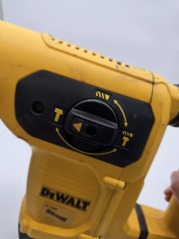 MLOTOWIERTARKA DEWALT D25481
