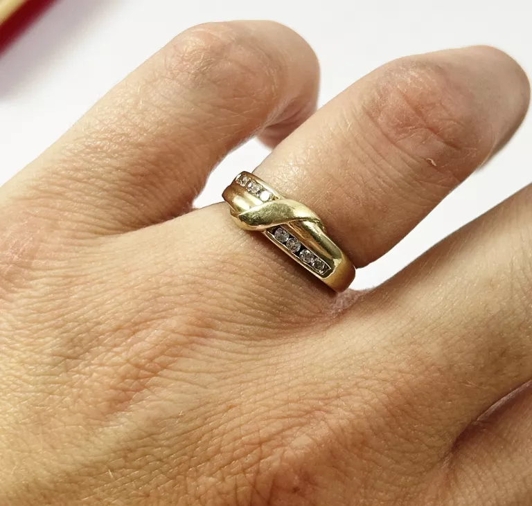 ciekawy-zloty-pierscionek-243g-585-13-kamien-cyrkonia