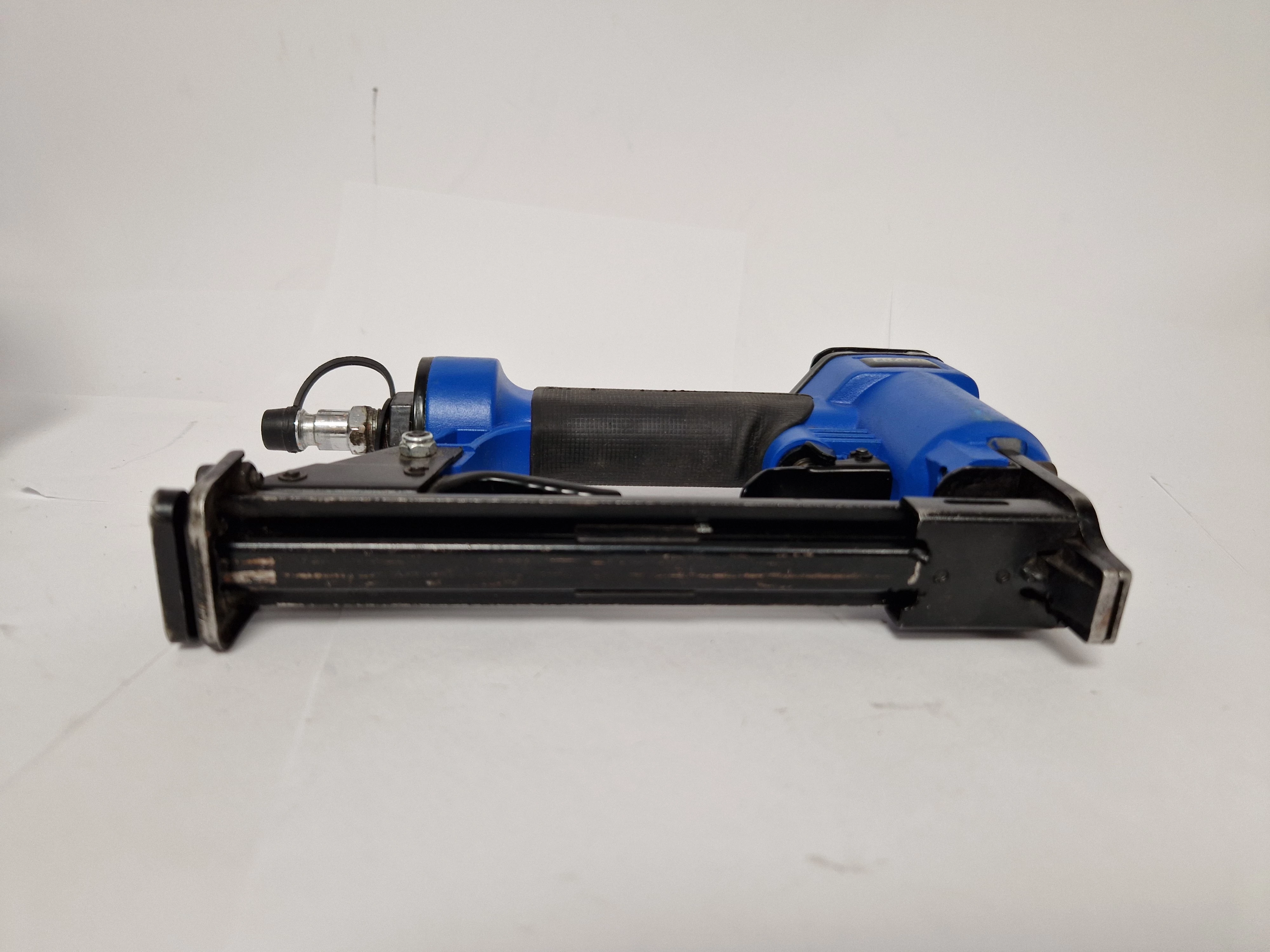 zszywacz-pneumatyczny-frame-8016-walizka-maksymalna-dlugosc-zszywek-16