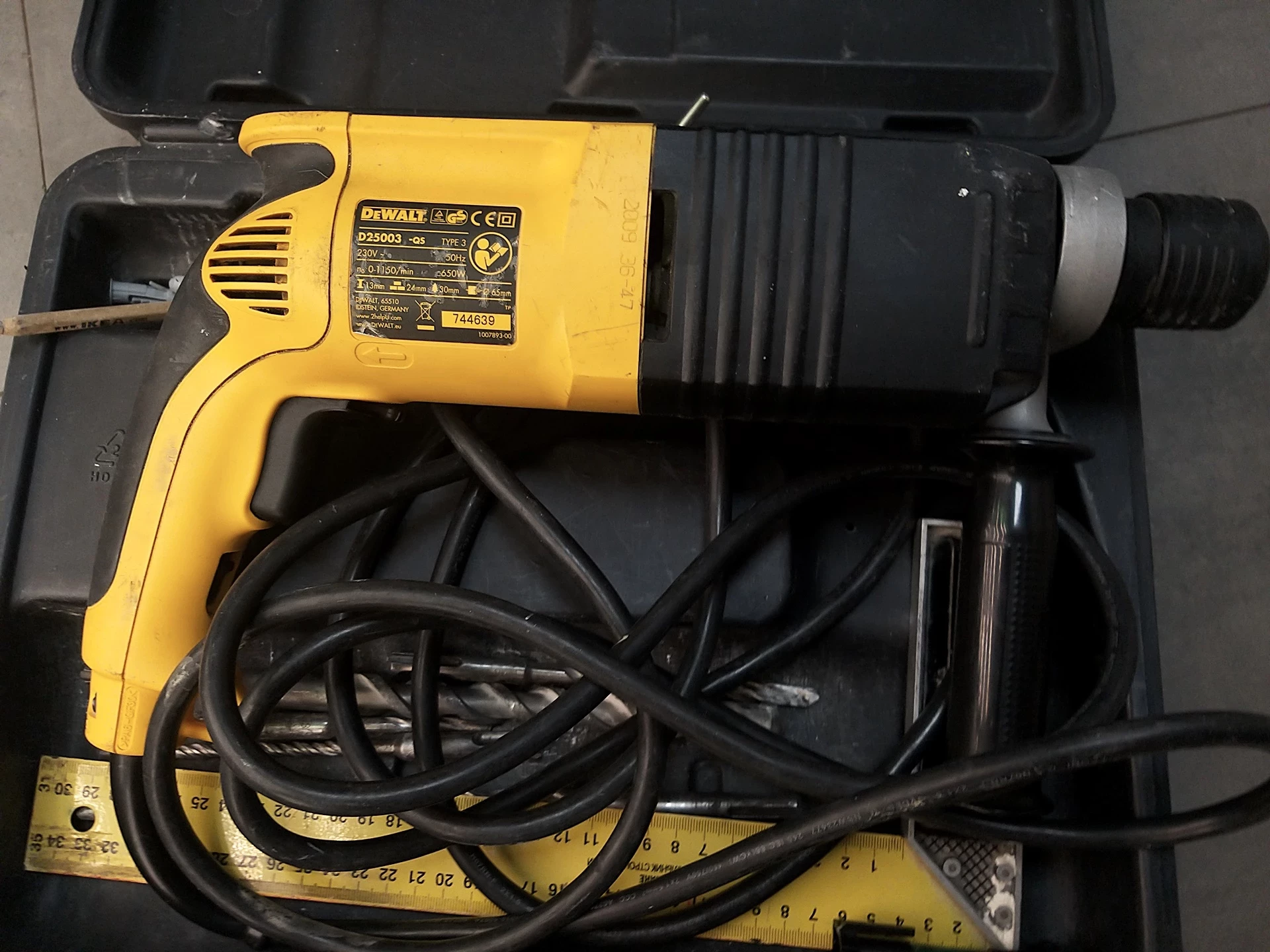 mlotowiertarka-dewalt-d25003k-energia-udaru-24