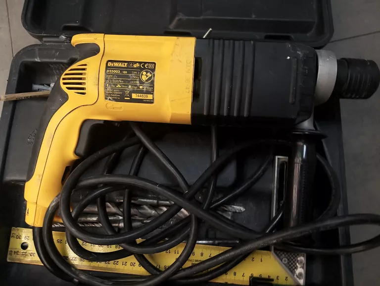 mlotowiertarka-dewalt-d25003k-energia-udaru-24