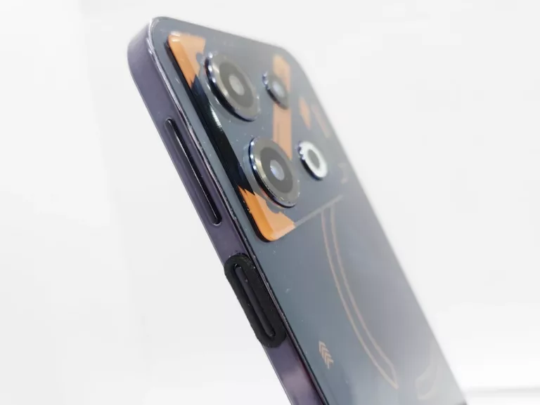 telefon-tecno-pova-6-pro-na-czesci-przekatna-ekranu-678