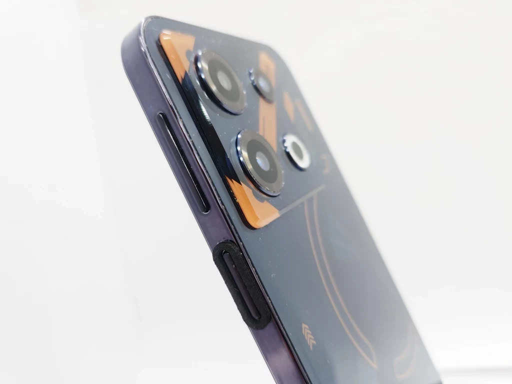 telefon-tecno-pova-6-pro-na-czesci-przekatna-ekranu-678