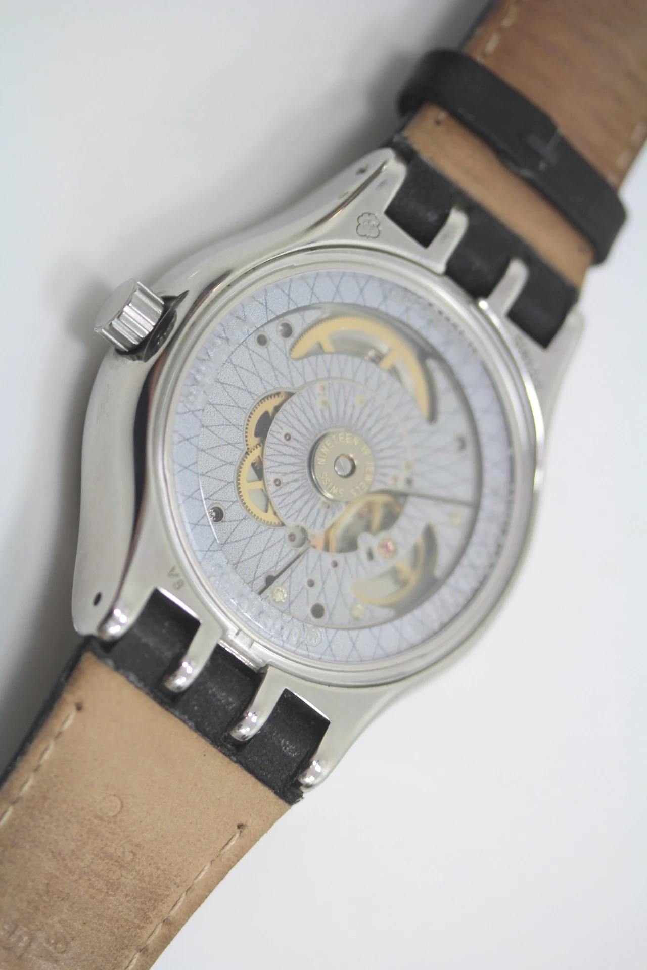 swatch-swiss-automatic-v8-szkielko-mineralne