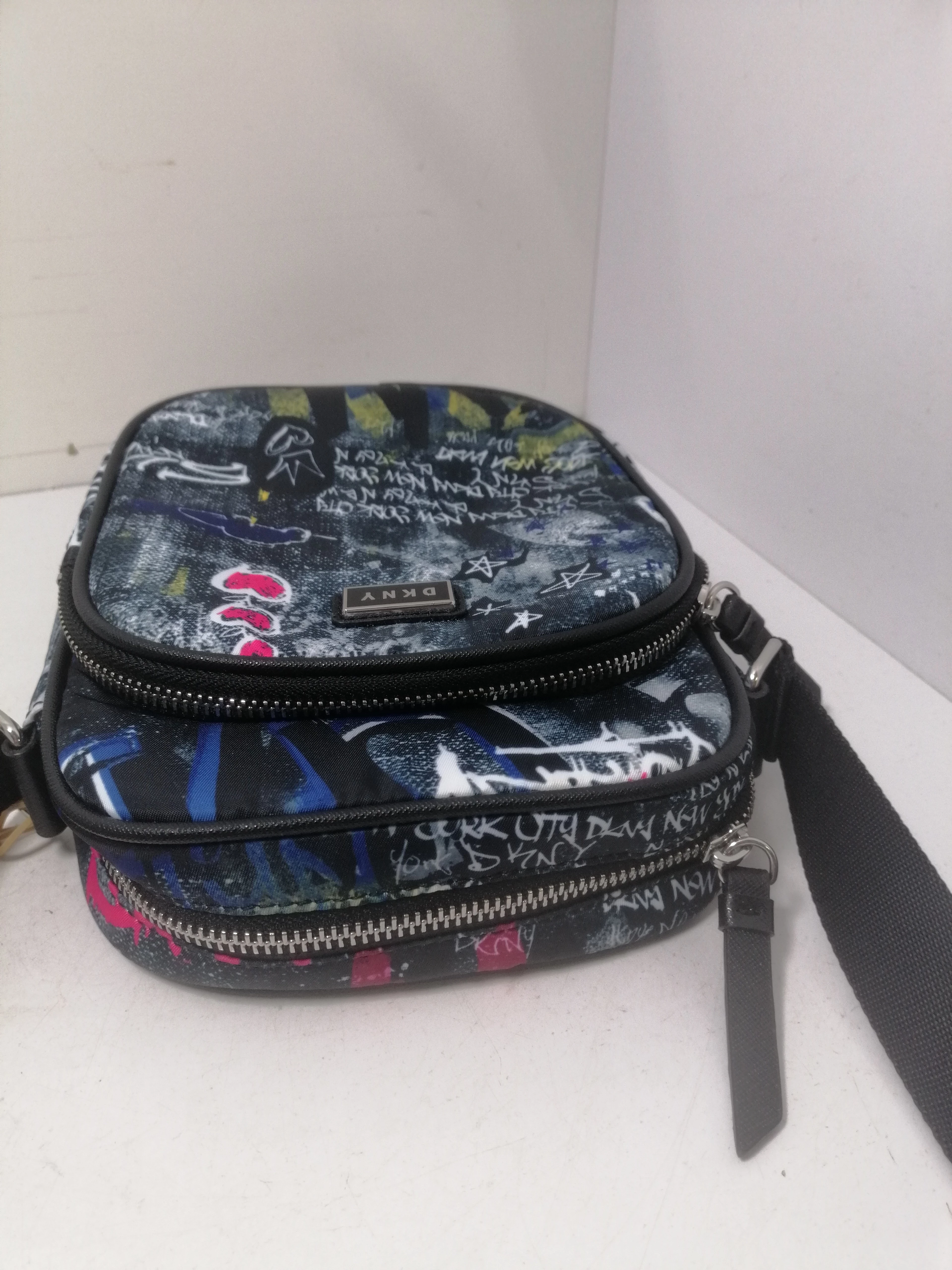 szaszetka-dkny-kolory-231028019-material-dominujacy-203885-1890704