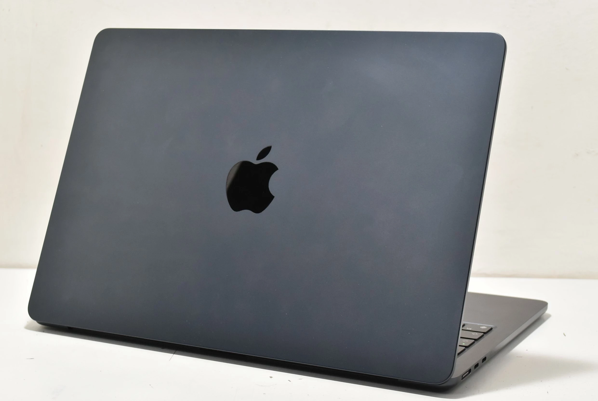 laptop-apple-macbook-air-136-m2-8gb-ram-256gb-ssd-wielkosc-pamieci-ram-8-gb