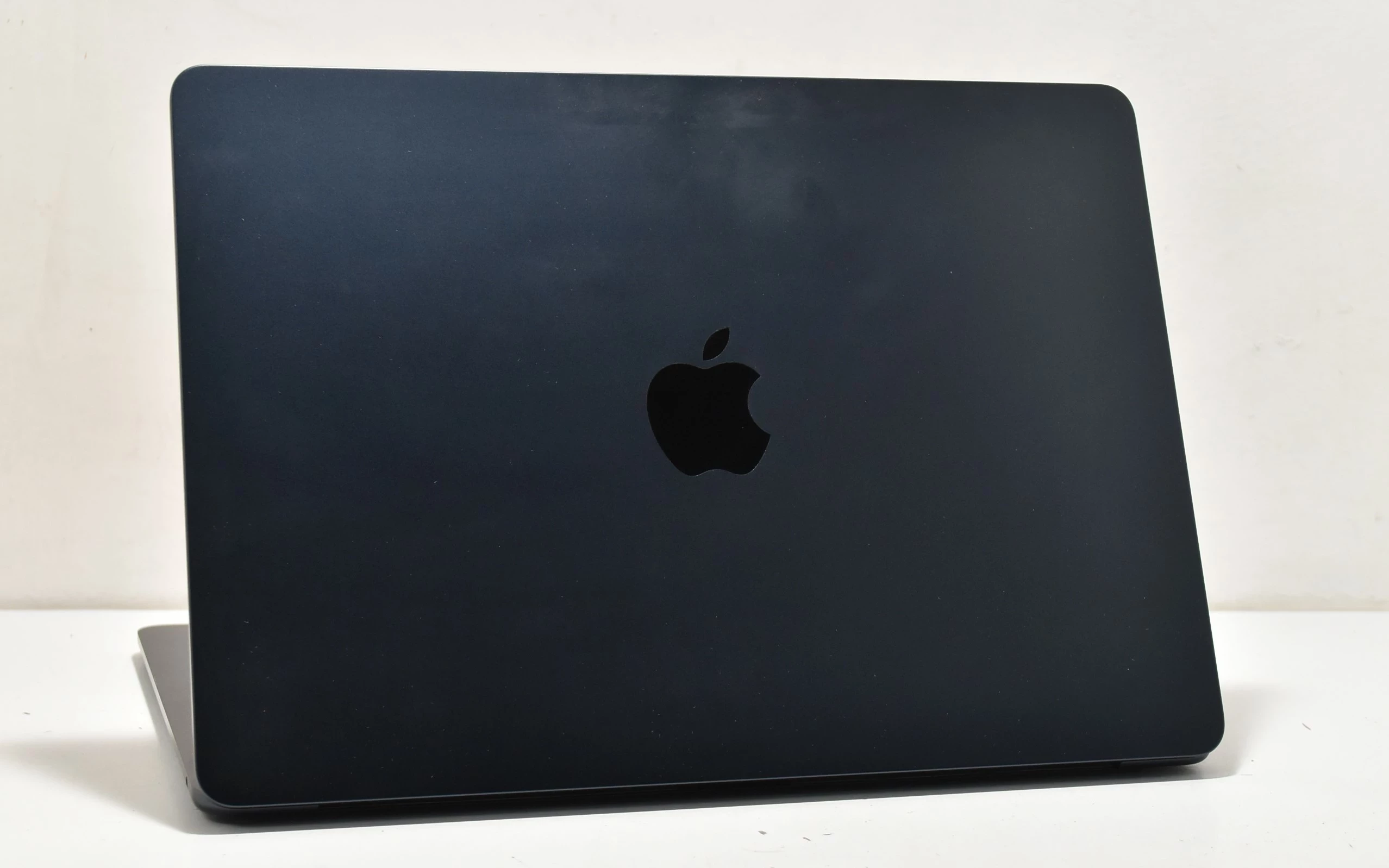 laptop-apple-macbook-air-136-m2-8gb-ram-256gb-ssd-liczba-rdzeni-procesora-8