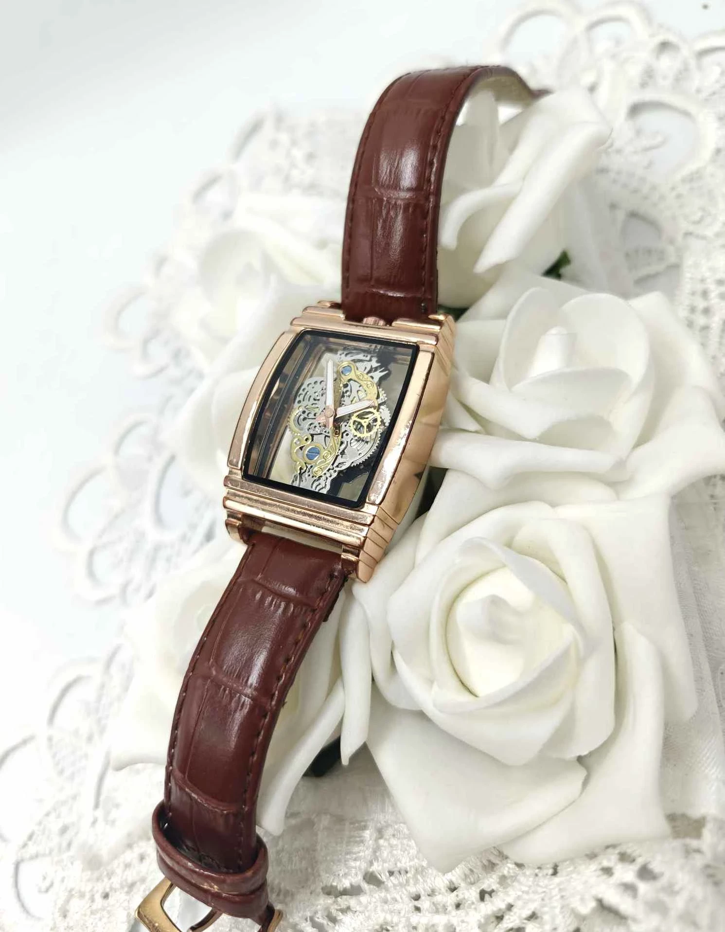 przezroczysty-zegarek-meski-automatyczny-ksztalt-koperty-okragla