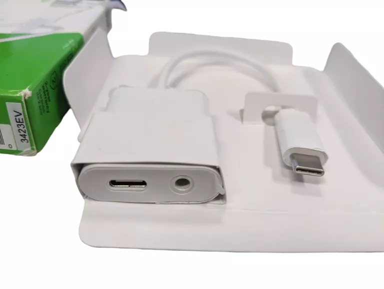 ADAPTER 3.5MM AUDIO + USB-C CHARGE ADAPTER