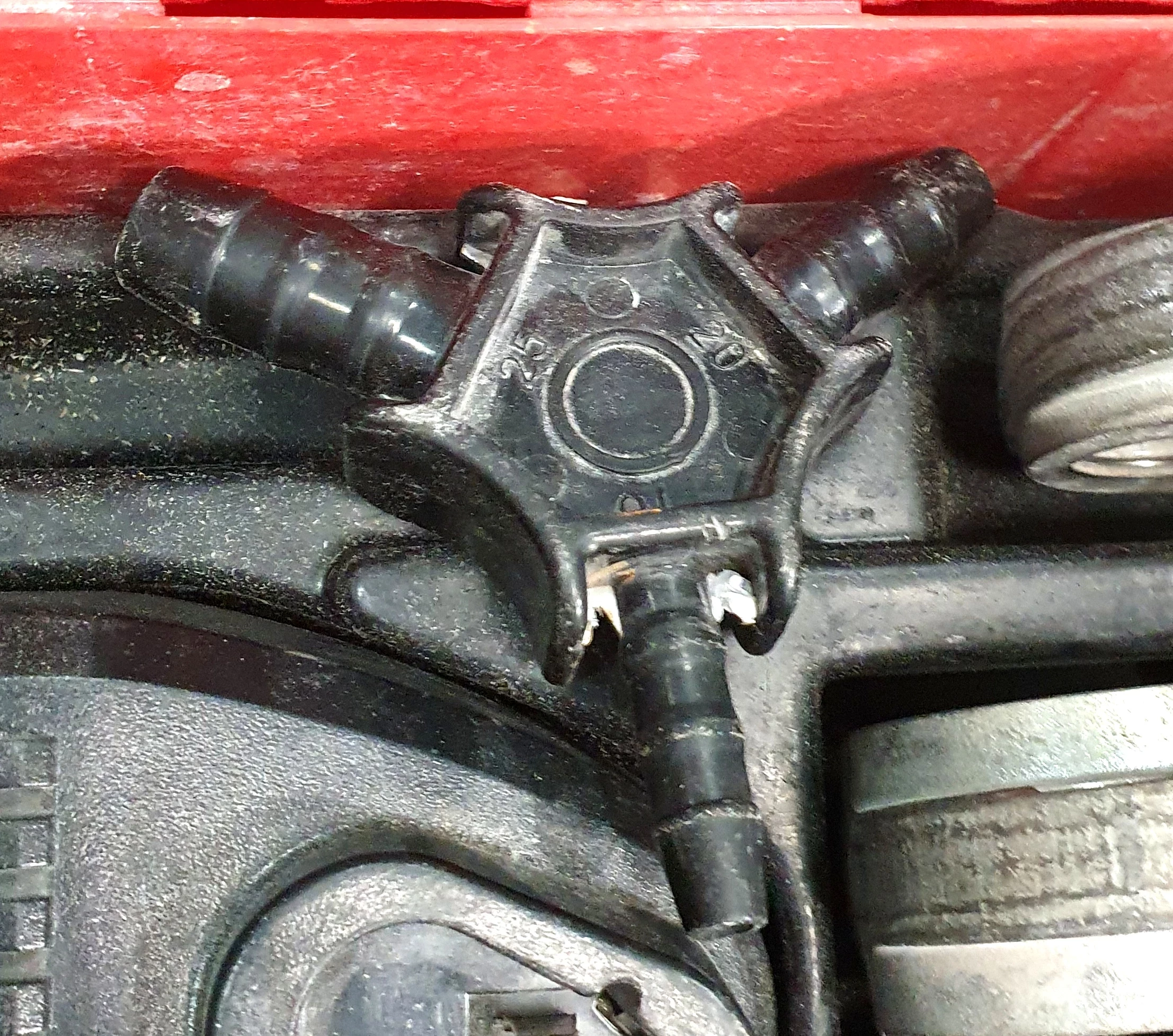 zaciskarka-akumulatorowa-aco102-novopress-zaciski-walizka-zasilanie-akumulatorowe