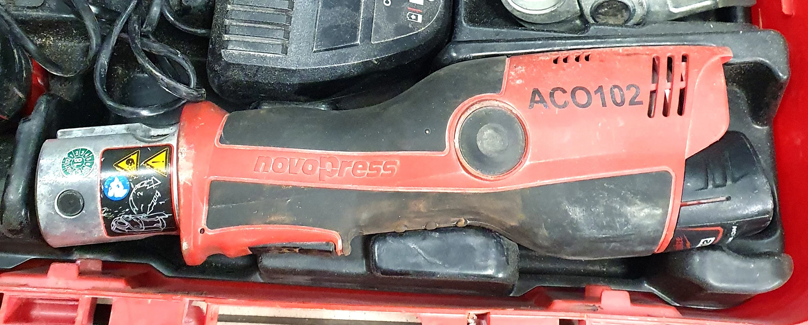 zaciskarka-akumulatorowa-aco102-novopress-zaciski-walizka-ean-gtin-5907444952122