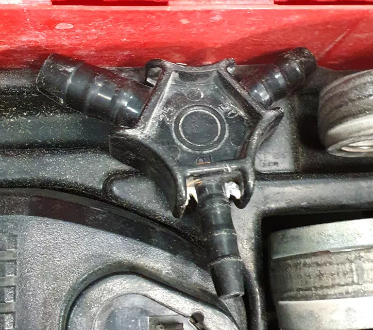 zaciskarka-akumulatorowa-aco102-novopress-zaciski-walizka-zasilanie-akumulatorowe