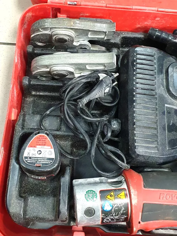 zaciskarka-akumulatorowa-aco102-novopress-zaciski-walizka-marka-wavin