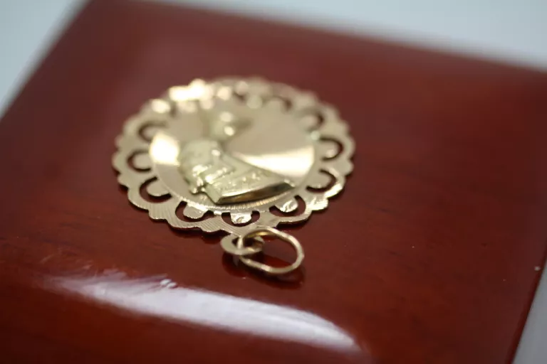 zlota-zawieszka-nefretete-585-143g-kamien-bez-kamienia