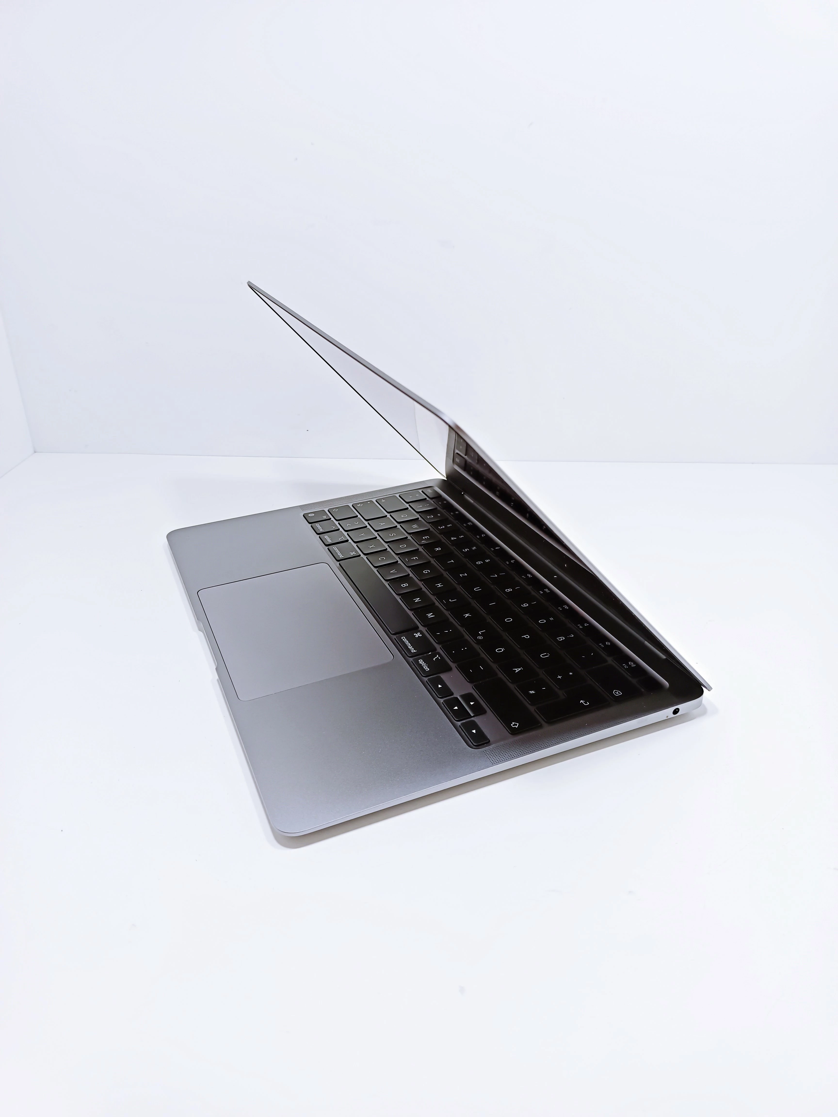 apple-macbook-air-m1-133-8gb-256gb-mac-os-gwiezdna-szarosc-kod-producenta-mgn93da