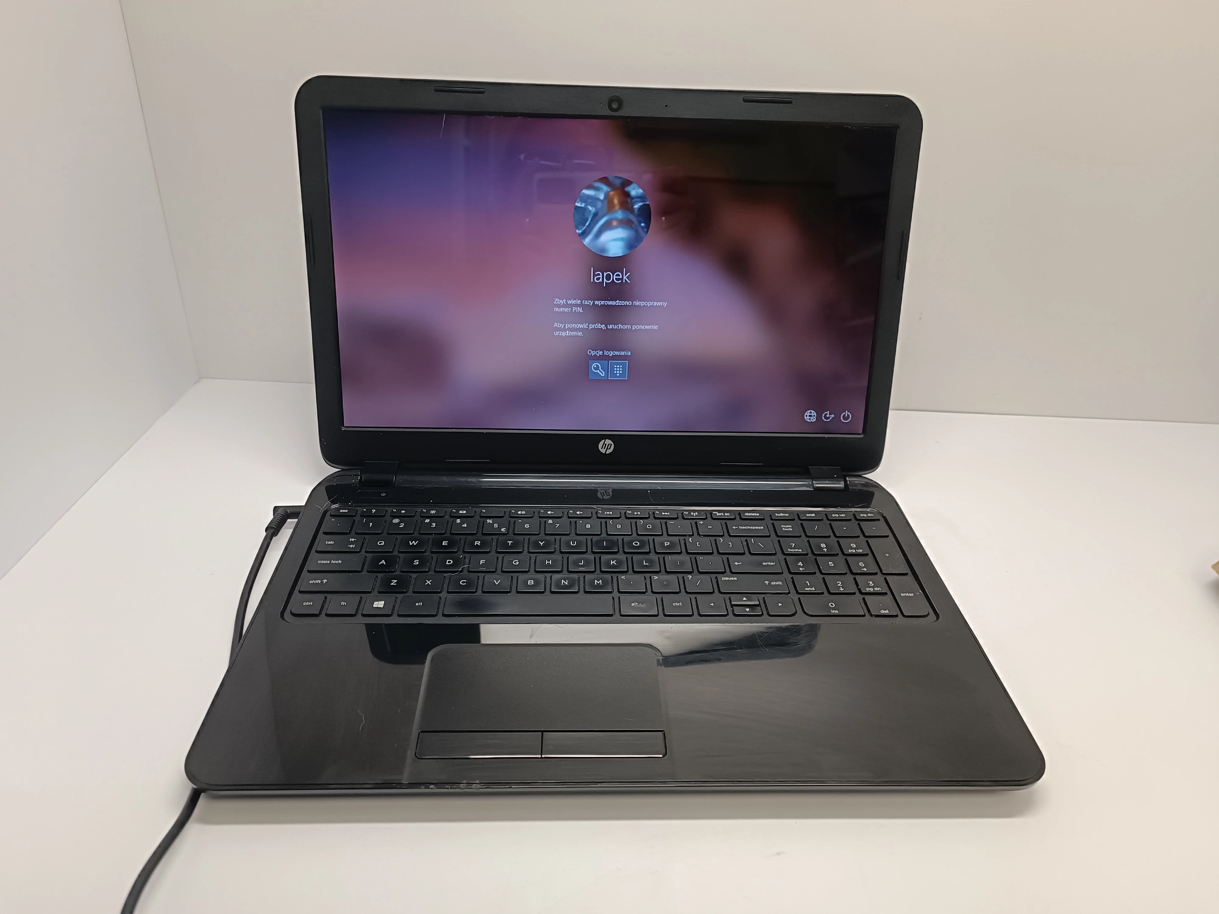 laptop-hp-qcwb335-zasilacz-rozdzielczosc-px-1366-x-768
