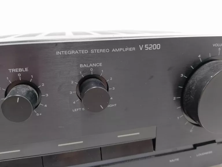 WZMACNIACZ GRUNDIG V5200