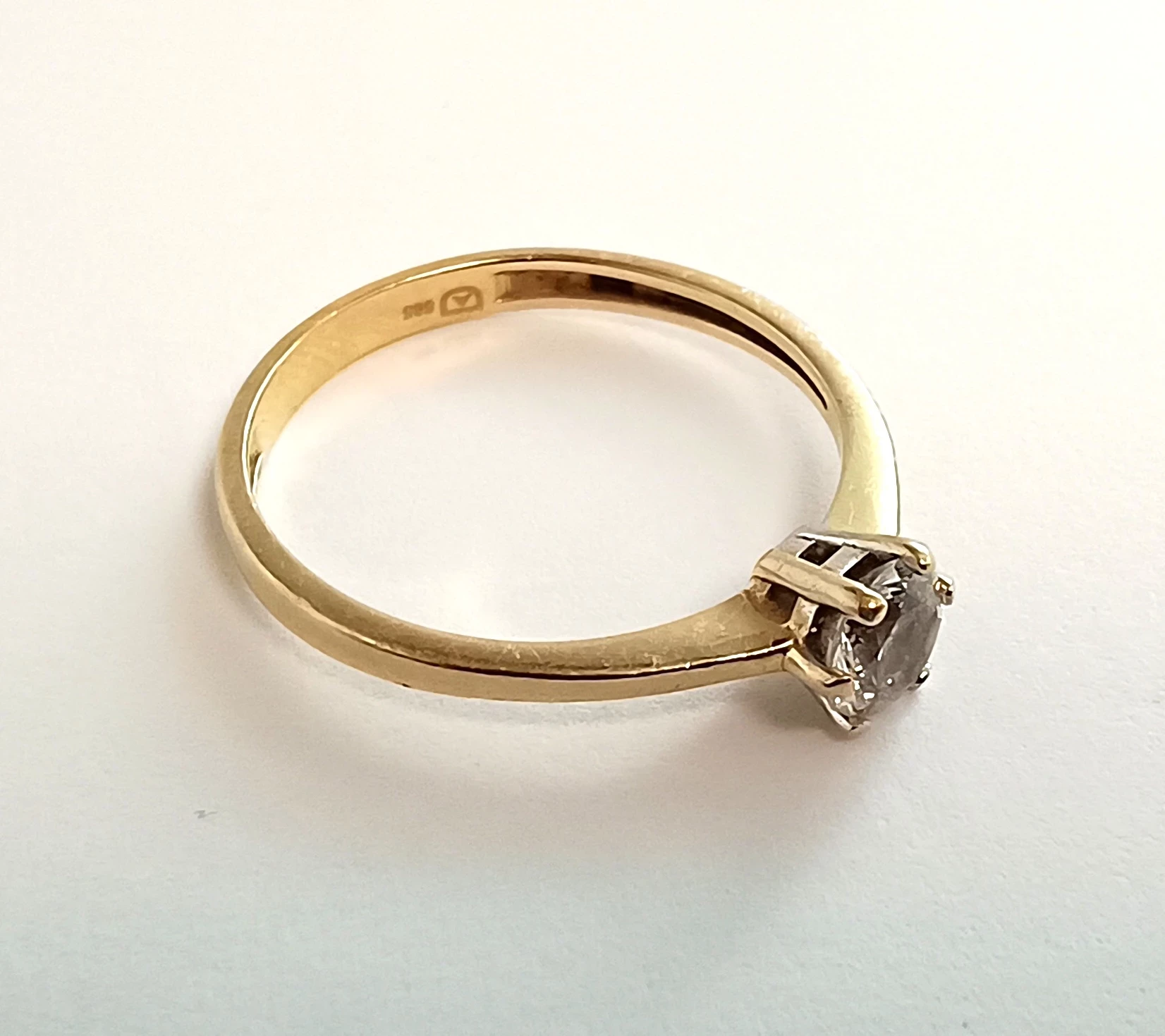 delikatny-zloty-pierscionek-585-143g-r12-aleja-jana-pawla-ii-9b-reda