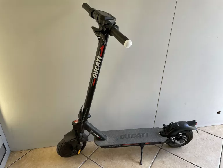HULAJNOGA DUCATI PRO II EVO 350W AMORTYZACJA 10" CZARNY