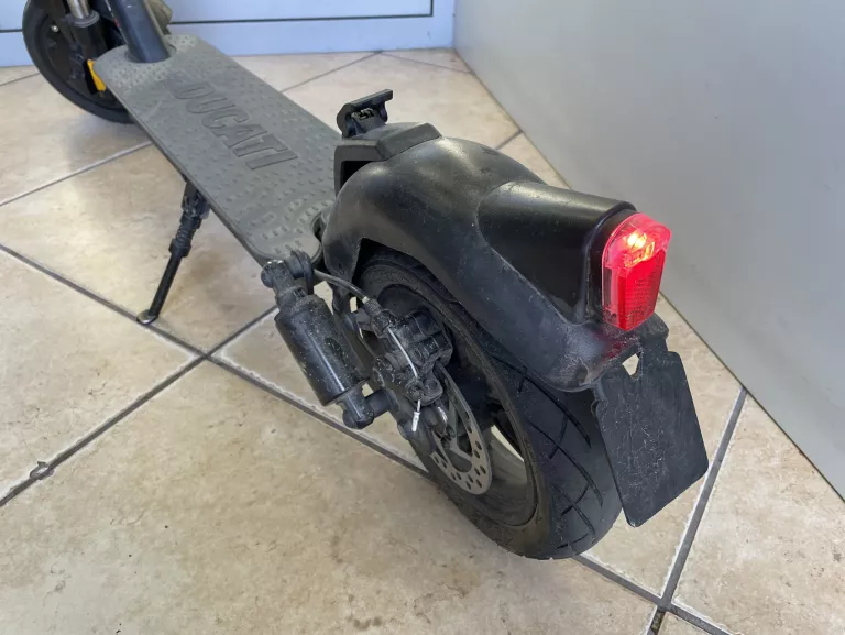 HULAJNOGA DUCATI PRO II EVO 350W AMORTYZACJA 10" CZARNY