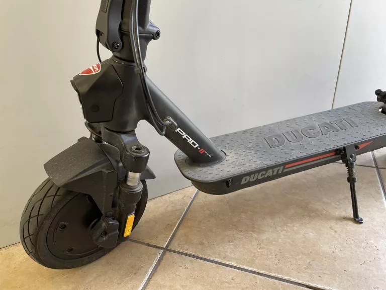 HULAJNOGA DUCATI PRO II EVO 350W AMORTYZACJA 10" CZARNY