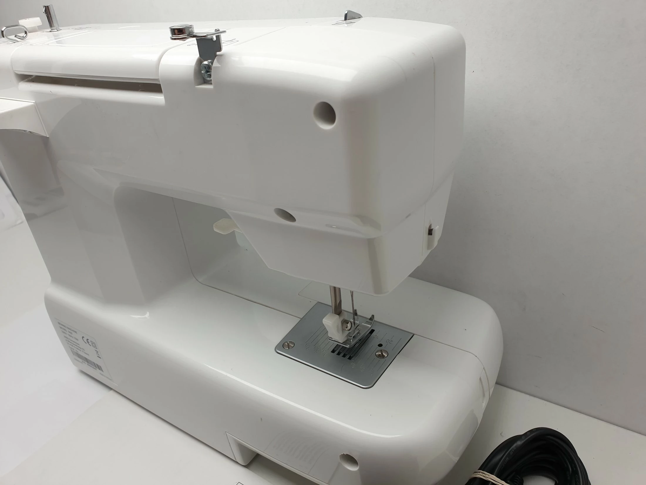 maszyna-do-szycia-redstar-r07-kolor-dominujacy-bialy
