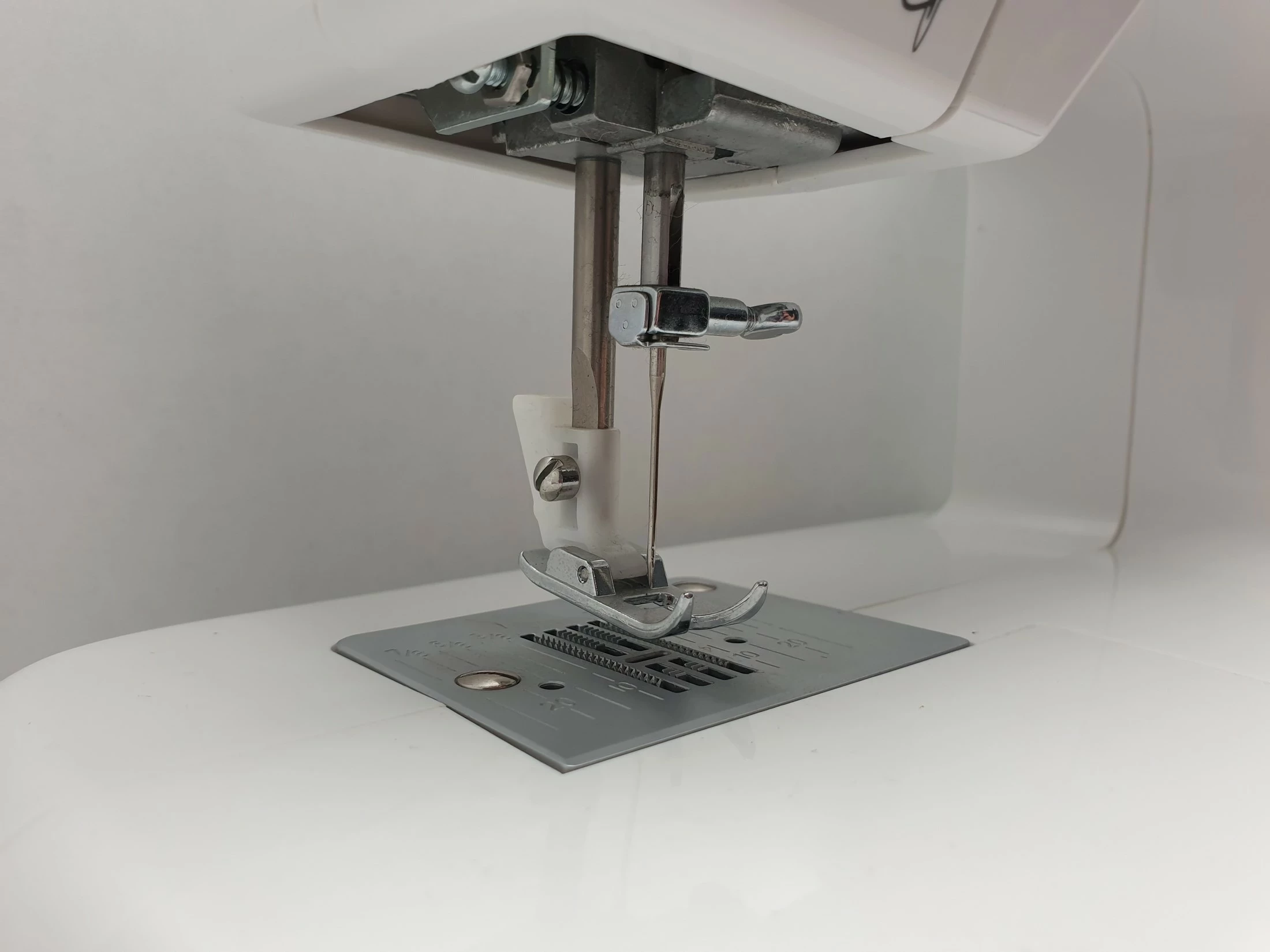 maszyna-do-szycia-redstar-r07-kolor-dominujacy-bialy