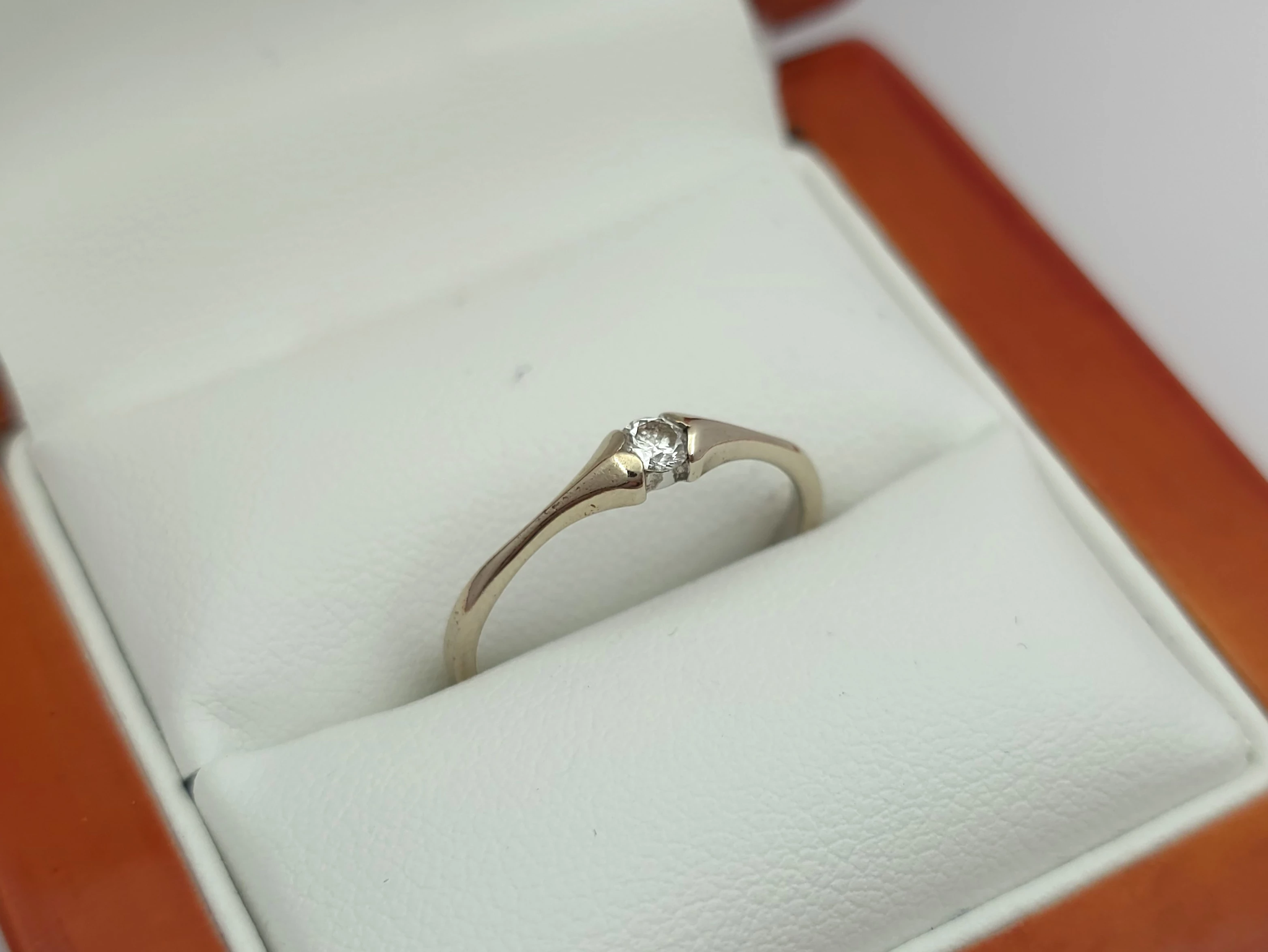 pierscionek-z-bialego-zlota-z-diamentem-009-ct-585-14k-r11-126g-wlotowa-5b-krakow