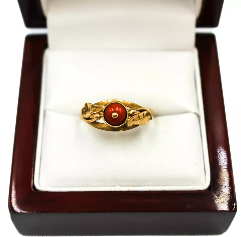 zloty-pierscionek-z-koralem-272-g-stan-uzywany